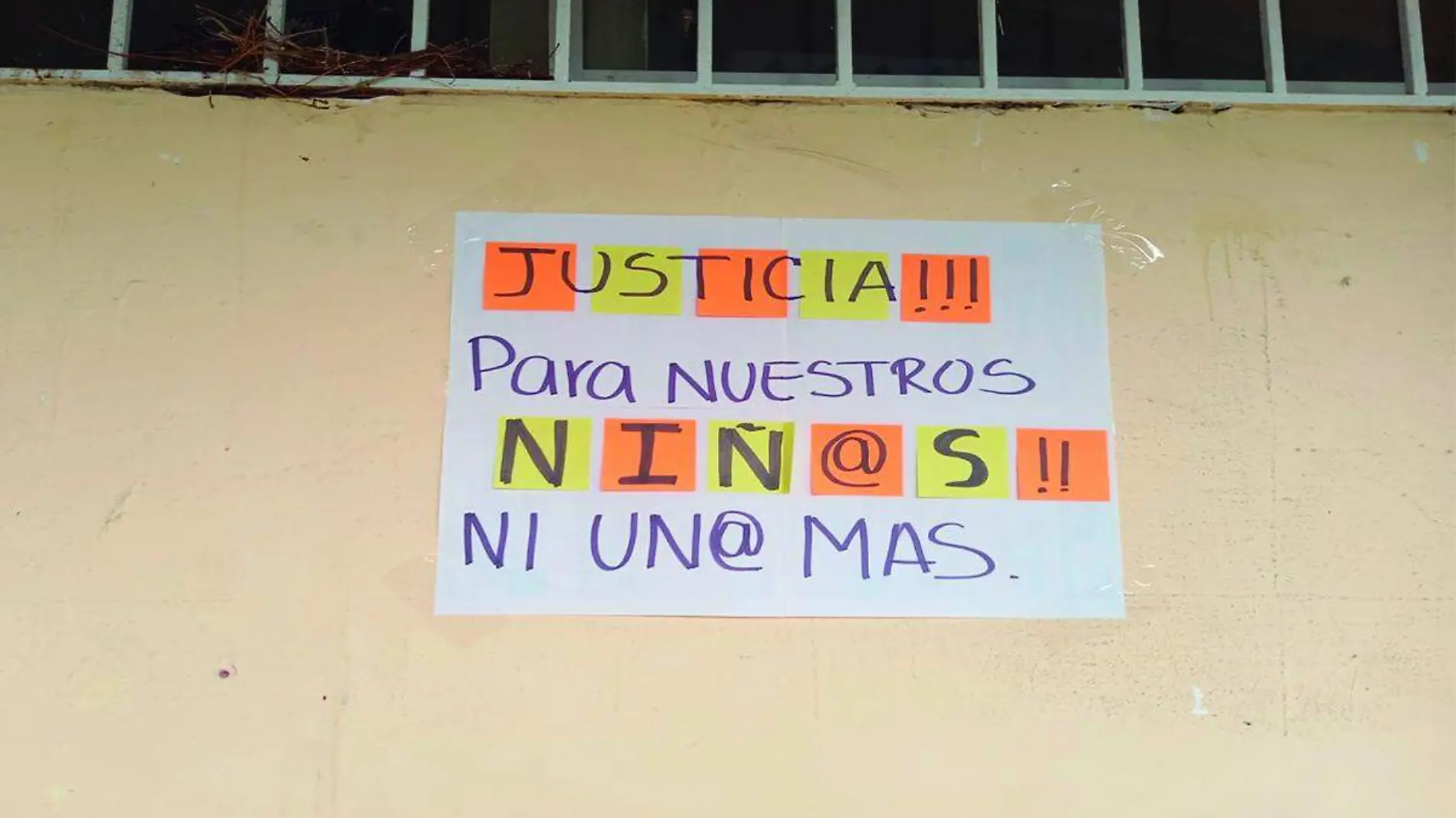 Pancartas de padres de familia ante presunto abuso de profesor en primaria de Veracruz